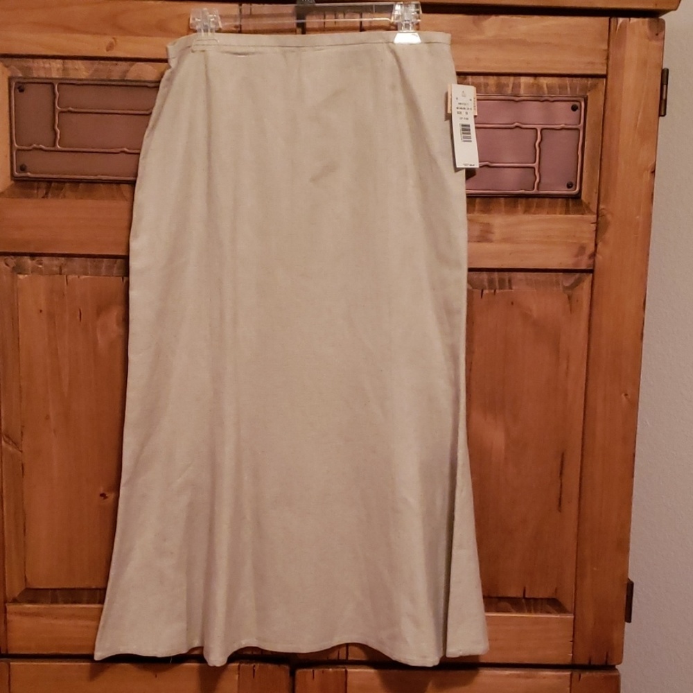 Chic beige skirt NWT